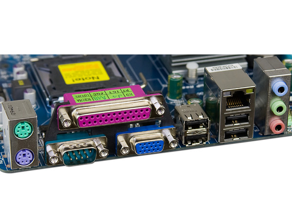 T. Madre GIGABYTE G41MT-ES2L, ChipSet Intel G41,
Soporta: Core 2 Quad, Core 2 Duo, 1333/1066MHz,
Integrado: Audio HD, Red, Video Intel GMA X4500,
Memoria: DDR3 1333(OC)/1066, 2 Bancos, 4GB Max,
Diseño: MicroATX, Ptos: 1xPCEx16, 1xPCEx1, 2xPCI