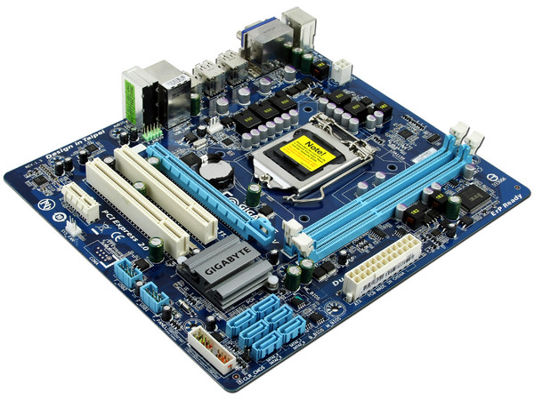 T. Madre Gigabyte GA-H55M-S2V, ChipSet Intel H55 Exp.,
Soporta: Core i7, Core i5 y Core i3 de Socket 1156,
Memoria: DDR3 1600(O.C.)/1333/1066MHz, 16GB Max,
mATX, Ptos: 1xPCEx16, 1xPCIx1, 2xPCI  