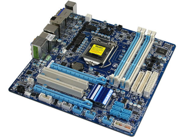 T. Madre Gigabyte GA-H55M-UD2H, ChipSet Intel H55 Exp.,
Soporta: Core i7, Core i5 y Core i3 de Socket 1156,
Integrado: Audio 5.1, Red 10/100/1000,
Memoria: DDR3 2200+/1066MHz, 16GB Max,
mATX, Ptos: 2xPCE, 2xPCI
