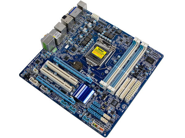 T. Madre Gigabyte GA-H55M-USB3, ChipSet Intel H55 Exp.,
Soporta: Core i7, Core i5 y Core i3 de Socket 1156,
USB 3.0,
Memoria: DDR3 2200+/1800/1600MHz, 16GB Max,
Micro ATX, Ptos: 2xPCEx16, 2xPCIx1