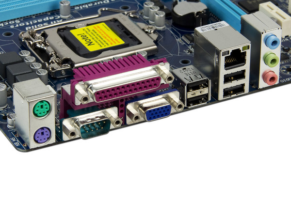 T. Madre Gigabyte GA-H61M-DS2 (REV 3.0), ChipSet Intel H61 Exp.,
Soporta: Core i7/i5/i3/Pentium/Celeron de Socket 1155,
Memoria: DDR3 2200(O.C.)/1333/1066/800 MHz,
Integrado: Audio HD, Red 10/100/1000,
Micro-ATX, Ptos: 1xPCIEx16, 2xPCIEx1.