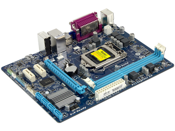 T. Madre Gigabyte GA-H61M-DS2 (REV 3.0), ChipSet Intel H61 Exp.,
Soporta: Core i7/i5/i3/Pentium/Celeron de Socket 1155,
Memoria: DDR3 2200(O.C.)/1333/1066/800 MHz,
Integrado: Audio HD, Red 10/100/1000,
Micro-ATX, Ptos: 1xPCIEx16, 2xPCIEx1.