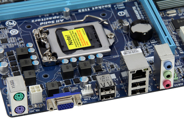 T. Madre Gigabyte GA-H61M-DS2, ChipSet Intel H61 Exp.,
Soporta: Core i7/i5/i3/Pentium/Celeron de Socket 1155,
Integrado: Audio HD, Red 10/100/1000,
Memoria: DDR3 1333/1066/800 MHz, 16GB Max,
Micro-ATX, Ptos: 1xPCIEx16, 2xPCI.