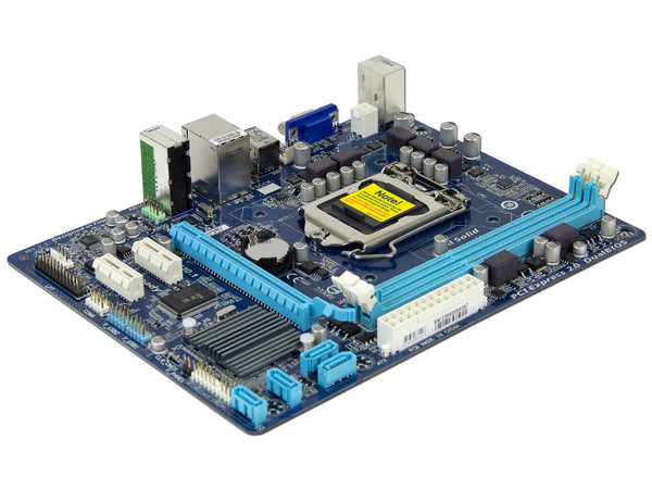 T. Madre Gigabyte GA-H61M-DS2, ChipSet Intel H61 Exp.,
Soporta: Core i7/i5/i3/Pentium/Celeron de Socket 1155,
Integrado: Audio HD, Red 10/100/1000,
Memoria: DDR3 1333/1066/800 MHz, 16GB Max,
Micro-ATX, Ptos: 1xPCIEx16, 2xPCI.
