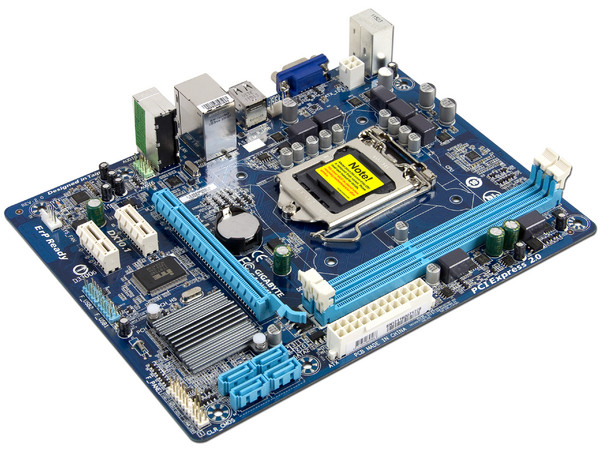 T. Madre Gigabyte GA-H61M-S1, ChipSet Intel H61 Exp.,
Soporta: Core i7/i5/i3/Pentium/Celeron de Socket 1155,
Integrado: Audio HD, Red 10/100/1000,
Memoria: DDR3 1333/1066/800 MHz, 16GB Max,
Micro-ATX, Ptos: 1xPCIEx16, 2xPCI.