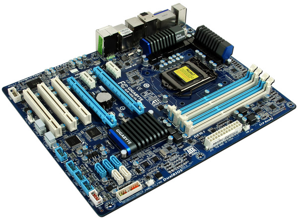 T. Madre Gigabyte GA-H67A-UD3H, ChipSet Intel H67 Exp.,
Soporta: Core i7, Core i5 y Core i3 de Socket 1155,
USB 3.0 y Serial ATA 3.0,
Memoria: DDR3 1333/1066/800 MHz, 16GB Max,
ATX, Ptos: 2xPCEx16, 2xPCEx1, 3xPCIx1