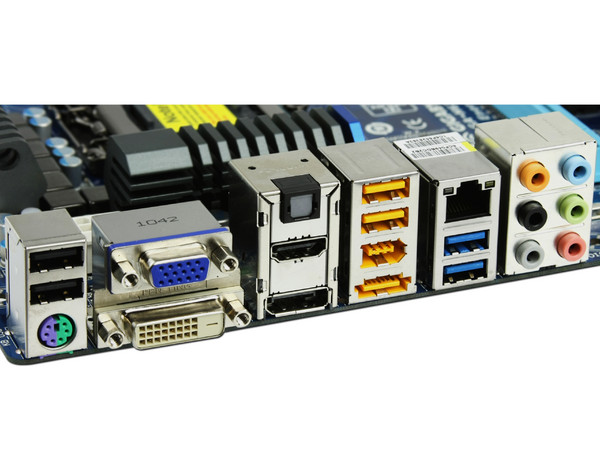 T. Madre Gigabyte GA-H67A-UD3H, ChipSet Intel H67 Exp.,
Soporta: Core i7, Core i5 y Core i3 de Socket 1155,
USB 3.0 y Serial ATA 3.0,
Memoria: DDR3 1333/1066/800 MHz, 16GB Max,
ATX, Ptos: 2xPCEx16, 2xPCEx1, 3xPCIx1