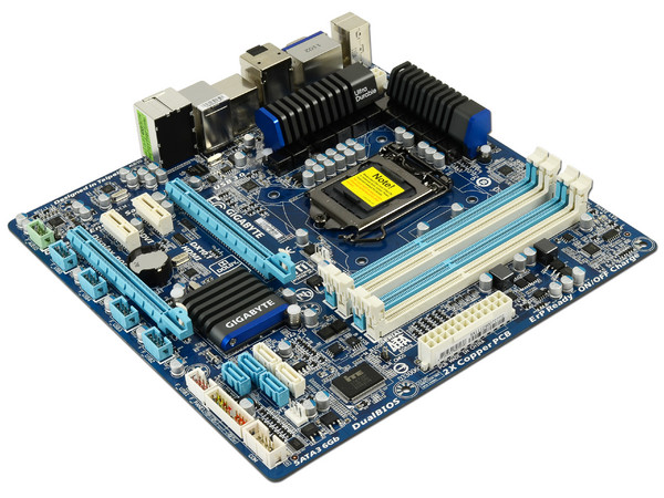 T. Madre Gigabyte GA-H67MA-UD2H-B3, ChipSet Intel H67 Exp.,
Soporta: Core i7/i5/i3 de Socket 1155,
USB 3.0 y Serial ATA 3.0,
Integrado: Audio HD, Red, 
Memoria: DDR3 1333/1600/800MHz, 32GB Max, 
M-ATX, Ptos: 2xPCEx16, 2XPCIEx1