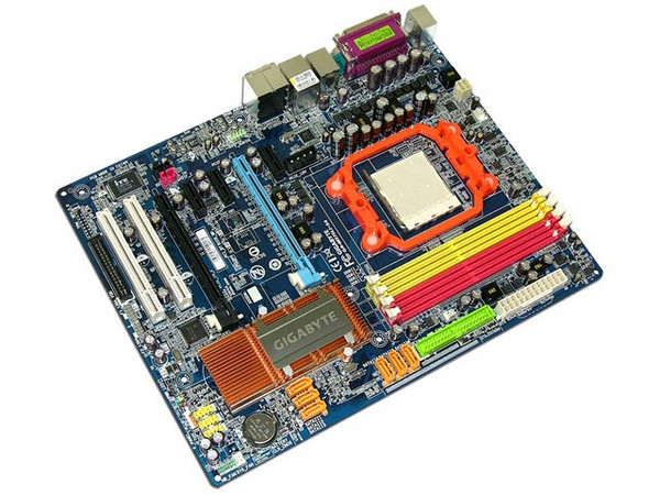 T. Madre Gigabyte GA-M57SLI-S4, ChipSet nForce 570-SLI,
Soporta: Phenom, Athlon 64/Athlon 64 X2, Socket AM2,
Integrado: Audio Realtek ALC883, Red 10/100M,
Memoria: 4x DDR2, Max. 16GB, Diseño ATX,
Ptos: 2xPCI-E X16, 3xPCI-E X1, 2xPCI