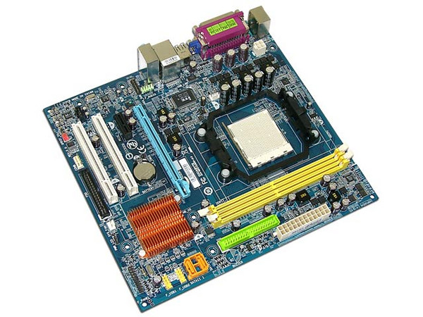 T. Madre Gigabyte GA-M61SME-S2, ChipSet nForce 405,
Soporta: Phenom, Athlon 64/Athlon 64 X2, Socket AM2,
Integrado: Video NVIDIA, Audio 5.1, Red 10/100,
Memoria: 2x DDR2, Max. 8GB, Diseño MicroATX,
Ptos: 1xPCI-E X16, 1xPCI-E X1, 2xPC