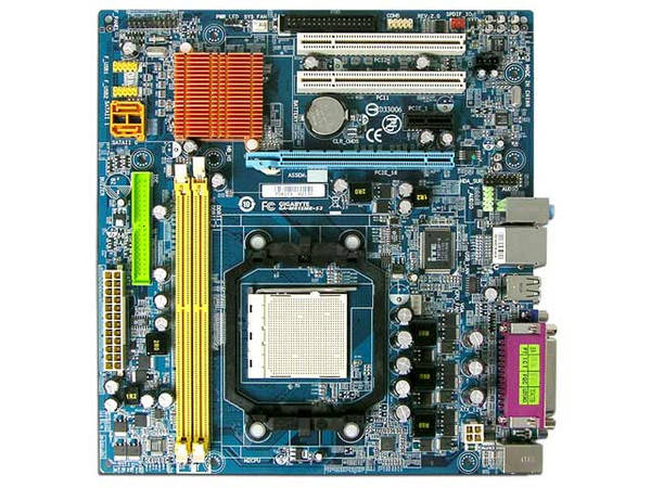 T. Madre Gigabyte GA-M61SME-S2, ChipSet nForce 405,
Soporta: Phenom, Athlon 64/Athlon 64 X2, Socket AM2,
Integrado: Video NVIDIA, Audio 5.1, Red 10/100,
Memoria: 2x DDR2, Max. 8GB, Diseño MicroATX,
Ptos: 1xPCI-E X16, 1xPCI-E X1, 2xPC