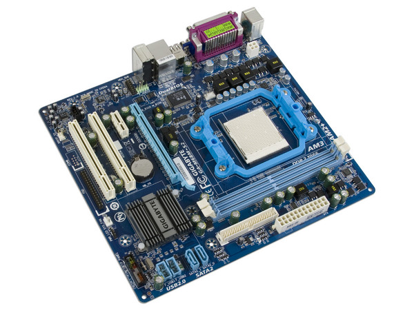 T. Madre Gigabyte GA-M68M-S2, ChipSet nForce 630a,
Soporta: Phenom I y II, Athlon 64X2, Socket AM2+,
Integrado: Video NVIDIA GF 7025, Audio HD, Red,
Memoria: DDR2 1066/800Mhz, Max. 8GB, Diseño MATX,
Ptos: 1xPCIEX16, 1xPCIEX1, 2xPCI