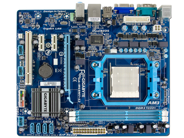 T. Madre Gigabyte GA-M68MT-S2, ChipSet Nvidia GeForce 7025,
Soporta: Phenom II, Socket AM3,
Integrado: Video Nvidia GeForce 7025, Audio HD, Red,
Memoria: DDR3 1666+/1333/1066, Max. 8GB,
MicroATX, Ptos: 1xPCIEX16, 2xPCIEX1, 1xPCI