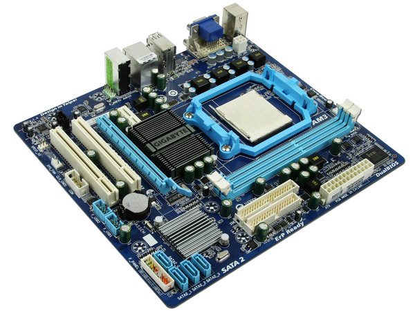 T. Madre Gigabyte GA-MA74GMT-S2, ChipSet AMD 740G,
Soporta: Phenom II X6 y X4 de Socket AM3,
Integrado: Audio HD, Video ATI Radeon 2100, Red,
Memoria: DDR3 1333/1066 MHz,
Diseño mATX, Ptos: 1xPCIEX16, 1xPCIEX1, 2xPCI