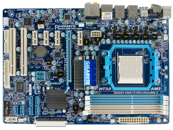 T. Madre Gigabyte GA-MA770T-UD3, ChipSet AMD 770,
Soporta: Phenom II X6 y X4 de Socket AM3,
Integrado: Audio HD, Red 10/100/1000Mbit,
Memoria: DDR3 1666(OC)/1333MHz,
Diseño ATX, Ptos: 1xPCIEX16, 1xPCIEX1, 2xPCI