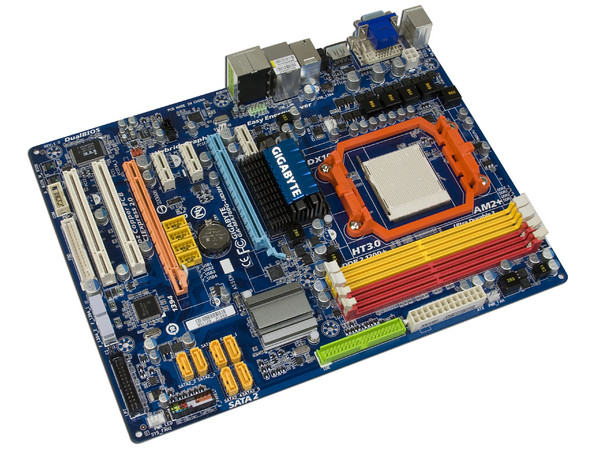 T. Madre Gigabyte GA-MA780G-UD3H, ChipSet AMD 780G,
Soporta: Phenom I y II, Athlon 64X2, Socket AM2+,
Integrado: Audio HD, ATI Radeon HD3200, Red,
Memoria: DDR2 1200/1066Mhz, Max. 16GB, Diseño ATX,
Ptos: 2xPCIEX16, 3xPCIEX1, 2xPCI