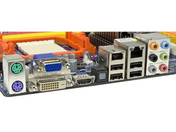 T. Madre Gigabyte GA-MA780G-UD3H, ChipSet AMD 780G,
Soporta: Phenom I y II, Athlon 64X2, Socket AM2+,
Integrado: Audio HD, ATI Radeon HD3200, Red,
Memoria: DDR2 1200/1066Mhz, Max. 16GB, Diseño ATX,
Ptos: 2xPCIEX16, 3xPCIEX1, 2xPCI