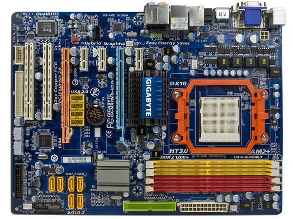 T. Madre Gigabyte GA-MA780G-UD3H, ChipSet AMD 780G,
Soporta: Phenom I y II, Athlon 64X2, Socket AM2+,
Integrado: Audio HD, ATI Radeon HD3200, Red,
Memoria: DDR2 1200/1066Mhz, Max. 16GB, Diseño ATX,
Ptos: 2xPCIEX16, 3xPCIEX1, 2xPCI