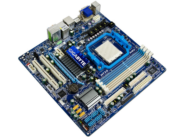 T. Madre Gigabyte GA-MA785GMT-US2H, ChipSet AMD 785G,
Soporta: Phenom II X3 y X4 de Socket AM3,
Integrado: Video Radeon HD4200, Audio HD, Red,
Memoria: DDR3 1800(OC)/1666/1333 MHz,
Diseño mATX, Ptos: 1xPCIEX16, 1xPCI