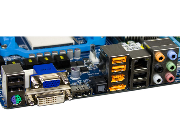 T. Madre Gigabyte GA-MA785GMT-US2H, ChipSet AMD 785G,
Soporta: Phenom II X3 y X4 de Socket AM3,
Integrado: Video Radeon HD4200, Audio HD, Red,
Memoria: DDR3 1800(OC)/1666/1333 MHz,
Diseño mATX, Ptos: 1xPCIEX16, 1xPCI