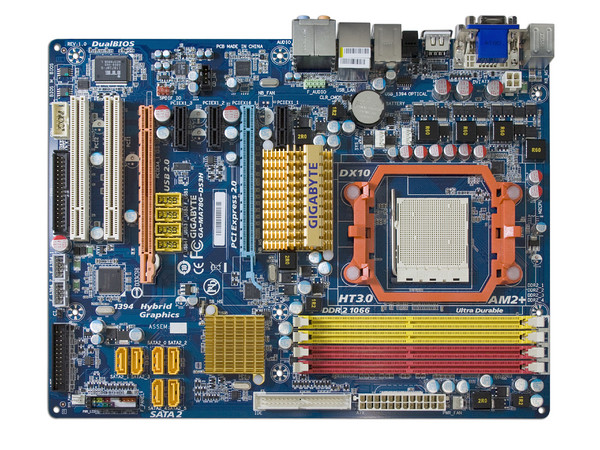 T. Madre Gigabyte GA-MA78G-DS3H, ChipSet AMD780G,
Soporta: Phenom, Athlon 64 X2, Socket AM2+,
Integrado: Video ATI HD3200, Audio HD, Red,
Memoria: 4x DDR2 1066Mhz, Max. 16GB, Diseño ATX,
Ptos: 1xPCIEX16, 1xPCIEX4, 3xPCIEX1, 2xPCI