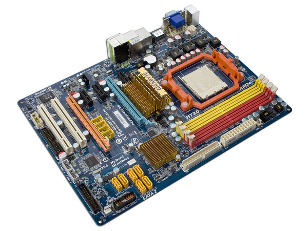 T. Madre Gigabyte GA-MA78G-DS3H, ChipSet AMD780G,
Soporta: Phenom, Athlon 64 X2, Socket AM2+,
Integrado: Video ATI HD3200, Audio HD, Red,
Memoria: 4x DDR2 1066Mhz, Max. 16GB, Diseño ATX,
Ptos: 1xPCIEX16, 1xPCIEX4, 3xPCIEX1, 2xPCI