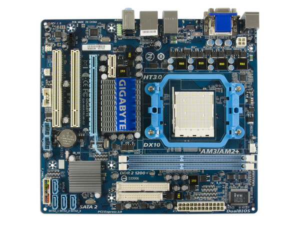 T. Madre Gigabyte GA-MA78LM-S2, ChipSet AMD 760G,
Soporta: Phenom I y II, Athlon 64X2, Socket AM2+,
Integrado: Video ATI HD3000, Audio HD, Red,
Memoria: DDR2 1200(OC)/1066Mhz, Max. 8GB,
MATX, Ptos: 1xPCIEX16, 1xPCIEX1, 2xPCI