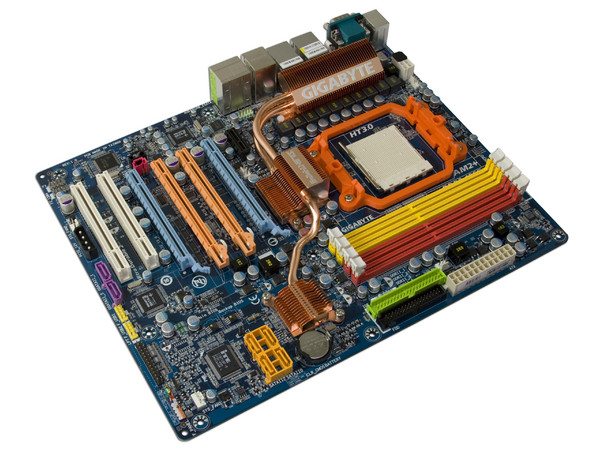 T. Madre Gigabyte GA-MA790FX-DQ6, ChipSet AMD 790FX,
Soporta: Phenom, Athlon 64 X2, Socket AM2+,
Integrado: Audio HD 7.1, Red 10/100/1000,
Memoria: 4x DDR2, Max. 16GB, Diseño ATX,
Ptos: 2xPCI