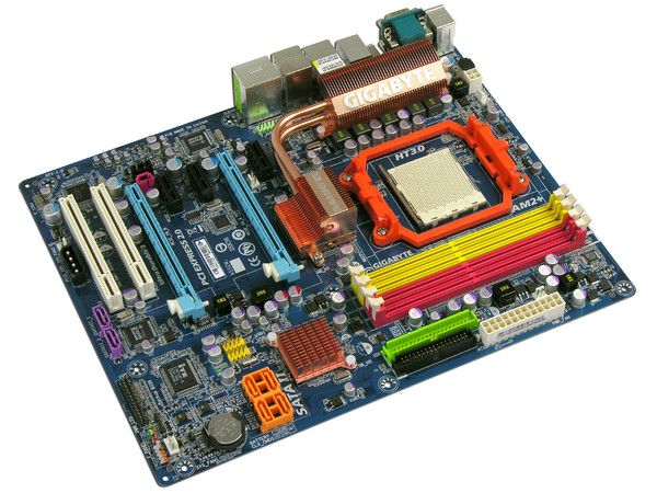 T. Madre Gigabyte GA-MA790FX-DS5, ChipSet AMD 790FX,
Soporta: Phenom, Athlon 64 X2, Socket AM2+,
Integrado: Audio HD 7.1, Red 10/100/1000,
Memoria: 4x DDR2 1066Mhz, Max. 16GB, Diseño ATX,
Ptos: <stro