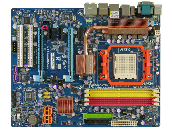 T. Madre Gigabyte GA-MA790FX-DS5, ChipSet AMD 790FX,
Soporta: Phenom, Athlon 64 X2, Socket AM2+,
Integrado: Audio HD 7.1, Red 10/100/1000,
Memoria: 4x DDR2 1066Mhz, Max. 16GB, Diseño ATX,
Ptos: <stro