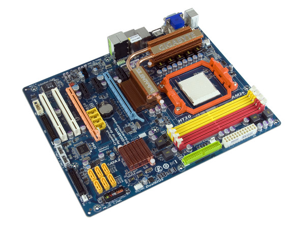 T. Madre Gigabyte GA-MA790GP-DS4H, ChipSet AMD790GX,
Soporta: Phenom, Athlon 64 X2, Socket AM2+,
Integrado: Video ATI HD3300, Audio HD, Red,
Memoria: 4x DDR2 1066Mhz, Max. 16GB, Diseño ATX,
Ptos: 2xPCIEX16, 3xPCIEX1, 2xPCI