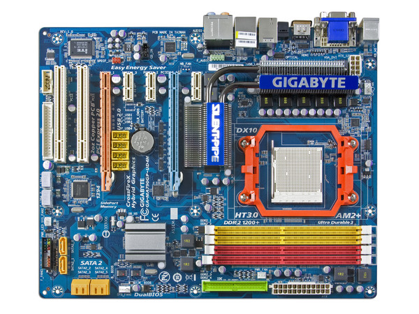 T. Madre Gigabyte GA-MA790GP-UD4H, ChipSet AMD790GX,
Soporta: Phenom I y II, Athlon 64X2, Socket AM2+,
Integrado: Video ATI HD3300, Audio HD, Red,
Memoria: DDR2 1200/1066Mhz, Max. 16GB, Diseño ATX,
Ptos: 2xPCIEX16, 3xPCIEX1, 2xPCI