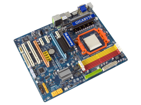 T. Madre Gigabyte GA-MA790GP-UD4H, ChipSet AMD790GX,
Soporta: Phenom I y II, Athlon 64X2, Socket AM2+,
Integrado: Video ATI HD3300, Audio HD, Red,
Memoria: DDR2 1200/1066Mhz, Max. 16GB, Diseño ATX,
Ptos: 2xPCIEX16, 3xPCIEX1, 2xPCI