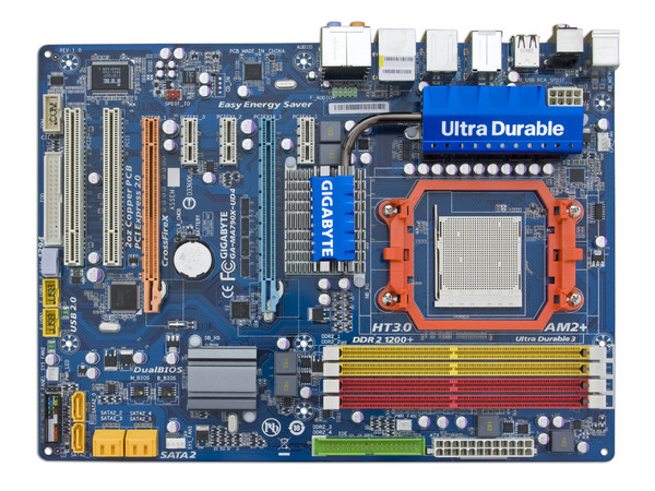 T. Madre Gigabyte GA-MA790X-UD4, ChipSet AMD790X,
Soporta: Phenom I y II, Athlon 64X2, Socket AM2+,
Integrado: Audio HD, Red 10/100/1000 Mbit,
Memoria: DDR2 1200/1066Mhz, Max. 16GB, Diseño ATX,
Ptos: 2xPCIEX16, 3xPCIEX1, 2xPCI