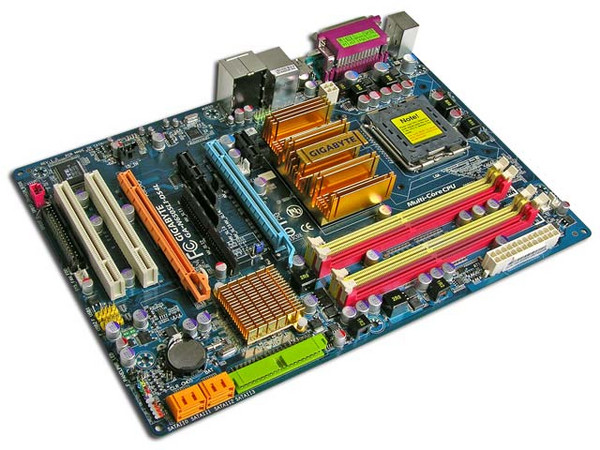 T. Madre Gigabyte GA-N650SLI-DS4L, ChipSet nForce 650i SLI,
Soporta: Cel.400, DualCore/2Duo/Quad, 1066/1333MHz,
Memoria: DDR2 667/800/Mhz, 4 Bancos, 8GB Max,
Integrado: Audio 7.1, Red 10/100/1000,
Diseño: ATX, Ptos: 2xPCEx16, 2xPCE, 2xPCI