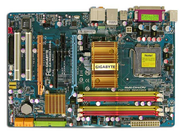 T. Madre Gigabyte GA-N650SLI-DS4L, ChipSet nForce 650i SLI,
Soporta: Cel.400, DualCore/2Duo/Quad, 1066/1333MHz,
Memoria: DDR2 667/800/Mhz, 4 Bancos, 8GB Max,
Integrado: Audio 7.1, Red 10/100/1000,
Diseño: ATX, Ptos: 2xPCEx16, 2xPCE, 2xPCI
