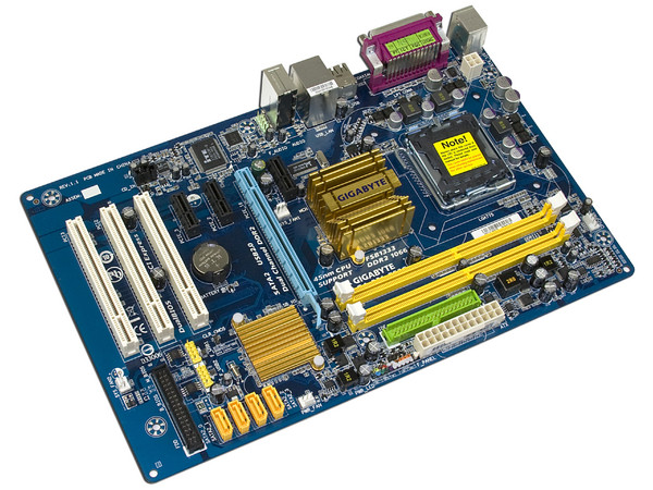 T. Madre GIGABYTE P31-ES3G, ChipSet  Intel P31,
Soporta: Core 2 Quad, Core 2 Duo, 1066/1333/1600*MHz,
Integrado: Audio HD, Red 10/100/1000 Mbit,
Memoria: DDR2 800/1066MHz, 2 Bancos, 4GB Max,
Diseño: ATX, Ptos: 1xPCEx16, 3xPCEx1, 3xPCI