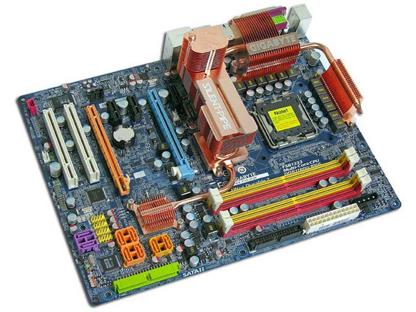 T. Madre GIGABYTE GA-P35-DQ6, ChipSet Intel P35E,
Soporta: Core 2 Quad, Core 2 Duo, 800/1066/1333MHz,
Integrado: Audio 7.1, Red 10/100/1000 LAN,
Memoria: DDR2 1066/800/667, 4 Bancos, 8GB Max,
Diseño: ATX, Ptos: 2xPCEx16, 3xPCEx1, 2 PCI