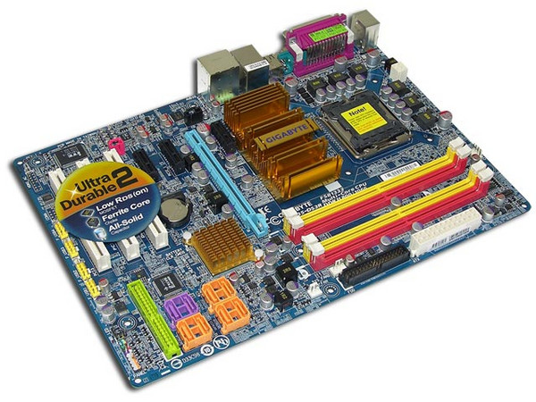 T. Madre GIGABYTE GA-P35-DS3R, ChipSet Intel P35E,
Soporta: Core 2 Quad, Core 2 Duo, 800/1066/1333MHz,
Integrado: Audio 7.1, Red 10/100/1000 LAN,
Memoria: DDR2 1066/800/667, 4 Bancos, 8GB Max,
Diseño: ATX, Ptos: 1xPCEx16, 3xPCEx1, 3 PCI