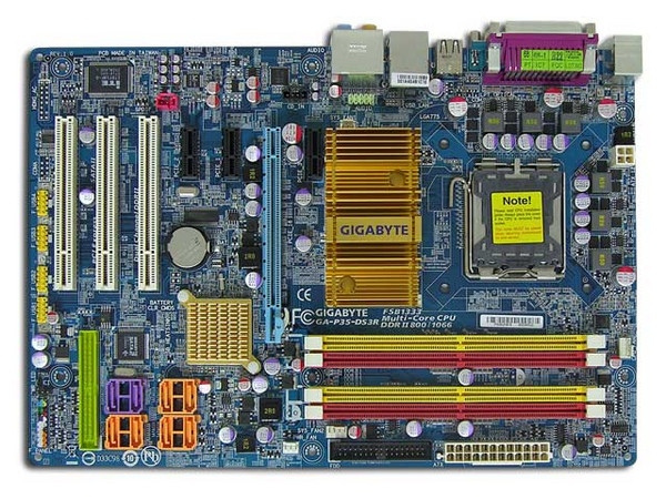 T. Madre GIGABYTE GA-P35-DS3R, ChipSet Intel P35E,
Soporta: Core 2 Quad, Core 2 Duo, 800/1066/1333MHz,
Integrado: Audio 7.1, Red 10/100/1000 LAN,
Memoria: DDR2 1066/800/667, 4 Bancos, 8GB Max,
Diseño: ATX, Ptos: 1xPCEx16, 3xPCEx1, 3 PCI