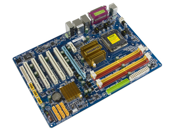 T. Madre Gigabyte P43-ES3G, ChipSet Intel P43 Exp.,
Soporta: Core 2 Quad, Core 2 Duo,1066/1333/1600MHz,
Memoria: DDR2 1200/1066Mhz, 4 Bancos, 16GB Max,
Integrado: Audio HD, Red 10/100/1000 Mbit.
Diseño: ATX, Ptos: 1xPCEx16, 1xPCEx1, 5xPCI  