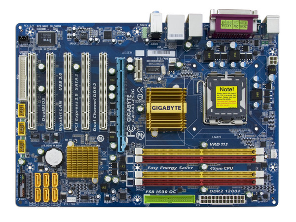 T. Madre Gigabyte P43-ES3G, ChipSet Intel P43 Exp.,
Soporta: Core 2 Quad, Core 2 Duo,1066/1333/1600MHz,
Memoria: DDR2 1200/1066Mhz, 4 Bancos, 16GB Max,
Integrado: Audio HD, Red 10/100/1000 Mbit.
Diseño: ATX, Ptos: 1xPCEx16, 1xPCEx1, 5xPCI  