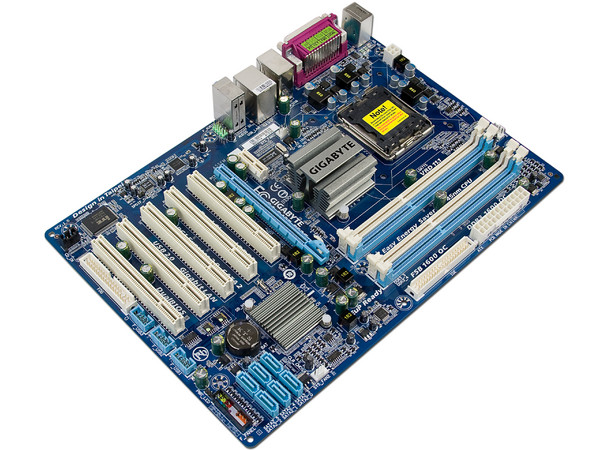 T. Madre Gigabyte P43T-ES3G, ChipSet Intel P43 Exp.,
Soporta: Core 2 Quad, Core 2 Duo, 1066/1333MHz,
Memoria: DDR3 1600/1333Mhz, 4 Bancos, 8GB Max,
Integrado: Audio HD, Red 10/100/1000 Mbit.
Diseño: ATX, Ptos: 1xPCEx16, 1xPCEx1, 5xPCI 