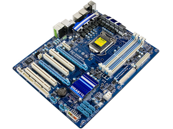 T. Madre Gigabyte GA-P55-UD3P, ChipSet Intel P55 Exp.,
Soporta: Core i7 y Core i5 de Socket 1156,
Integrado: Audio 7.1, Red 10/100/1000,
Memoria: DDR3 2200+/1333/1066MHz, 16GB Max,
ATX, Ptos: 2xPCEx16, 1xPCIEx1, 4xPCI