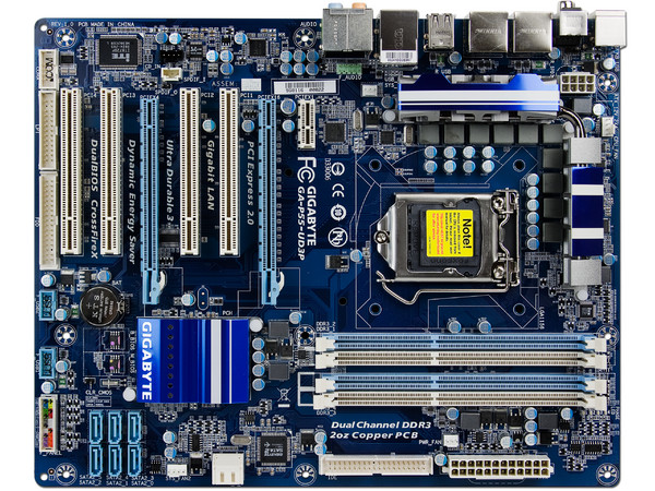 T. Madre Gigabyte GA-P55-UD3P, ChipSet Intel P55 Exp.,
Soporta: Core i7 y Core i5 de Socket 1156,
Integrado: Audio 7.1, Red 10/100/1000,
Memoria: DDR3 2200+/1333/1066MHz, 16GB Max,
ATX, Ptos: 2xPCEx16, 1xPCIEx1, 4xPCI