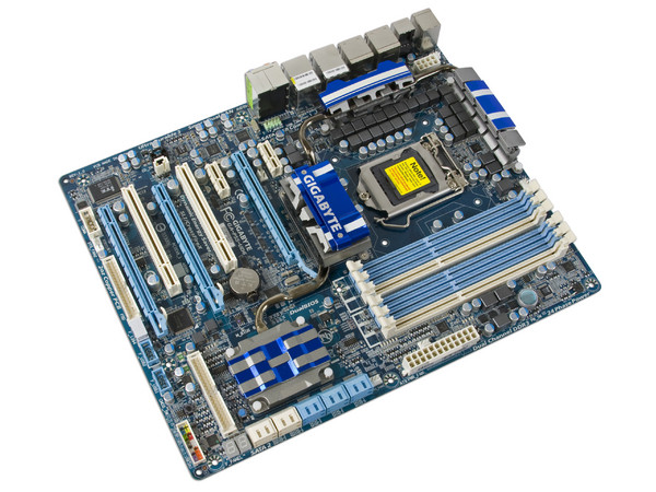T. Madre Gigabyte GA-P55-UD6, ChipSet Intel P55 Exp.,
Soporta: Core i7 y Core i5 de Socket 1156,
Integrado: Audio 7.1, Red 10/100/1000,
Memoria: DDR3 2600+/1333/1066MHz, 16GB Max,
ATX, Ptos: 3xPCEx16, 2xPCIEx1, 2xPCI