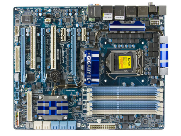 T. Madre Gigabyte GA-P55-UD6, ChipSet Intel P55 Exp.,
Soporta: Core i7 y Core i5 de Socket 1156,
Integrado: Audio 7.1, Red 10/100/1000,
Memoria: DDR3 2600+/1333/1066MHz, 16GB Max,
ATX, Ptos: 3xPCEx16, 2xPCIEx1, 2xPCI