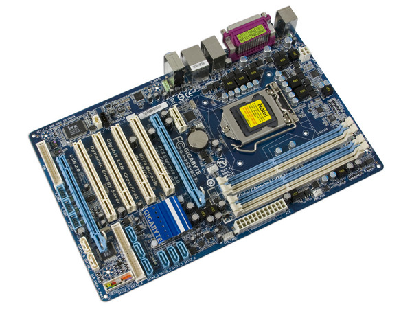 T. Madre Gigabyte GA-P55-US3L, ChipSet Intel P55 Exp.,
Soporta: Core i7 y Core i5 de Socket 1156,
Integrado: Audio 7.1, Red 10/100/1000,
Memoria: DDR3 2200+/1333/1066MHz, 16GB Max,
ATX, Ptos: 2xPCEx16, 1xPCIEx1, 4xPCI