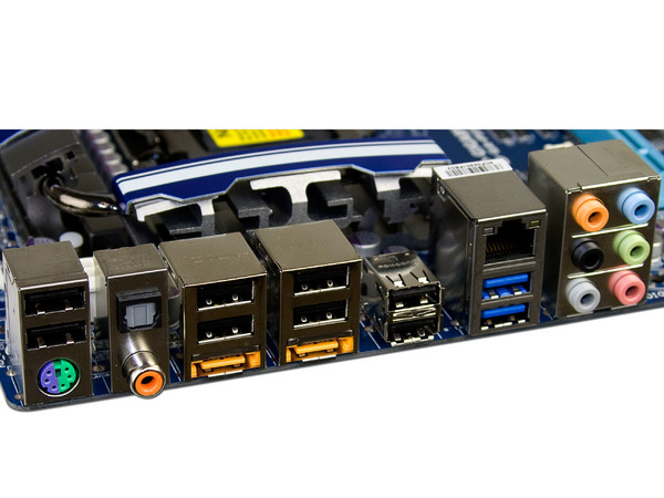 T. Madre Gigabyte GA-P55A-UD3P, ChipSet Intel P55 Exp.,
Soporta: Core i7, Core i5 y Core i3 de Socket 1156,
USB 3.0 y Serial ATA 3.0,
Memoria: DDR3 2200+/1333/1066MHz, 16GB Max,
ATX, Ptos: 2xPCEx16, 2xPCIEx1, 3xPCI
