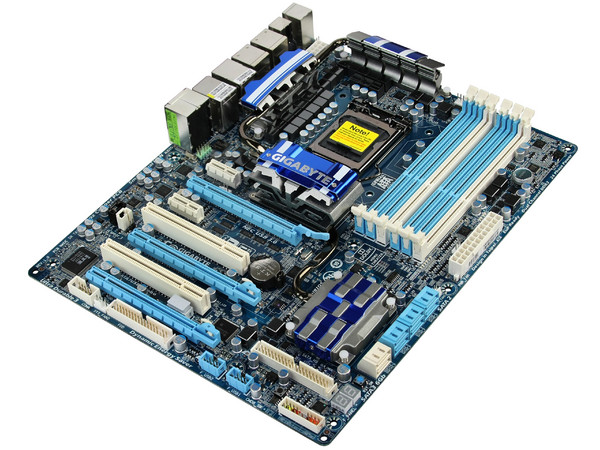 T. Madre Gigabyte GA-P55A-UD6, ChipSet Intel P55 Exp.,
Soporta: Core i7 y Core i5 de Socket 1156,
USB 3.0 y Serial ATA 3.0,
Memoria: DDR3 2600+/1333/1066MHz, 16GB Max,
ATX, Ptos: 3xPCEx16, 2xPCIEx1, 2xPCI